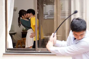 Khi bạn gái của con trai đi mát-xa để giảm đau, thì bố Ông xã lại là người thực hiện mát-xa