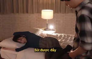 Một cô gái có khí chất hoàng gia, mặc tất trắng, nhảy múa và khoe dáng, mặc tất đen, mát-xa và thoa dầu, và ngâm cơ thể bằng sữa chua Amul...