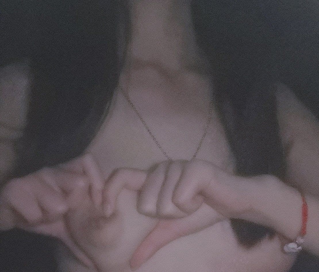 Người nổi tiếng trên mạng có ngực to và mông to! Bạn tình của tôi đang sờ vào âm hộ của tôi và nó ướt quá! Mút liếm dương vật, nâng mông béo lên, ôm eo và tiến vào từ phía sau, tắm trong phòng tắm...